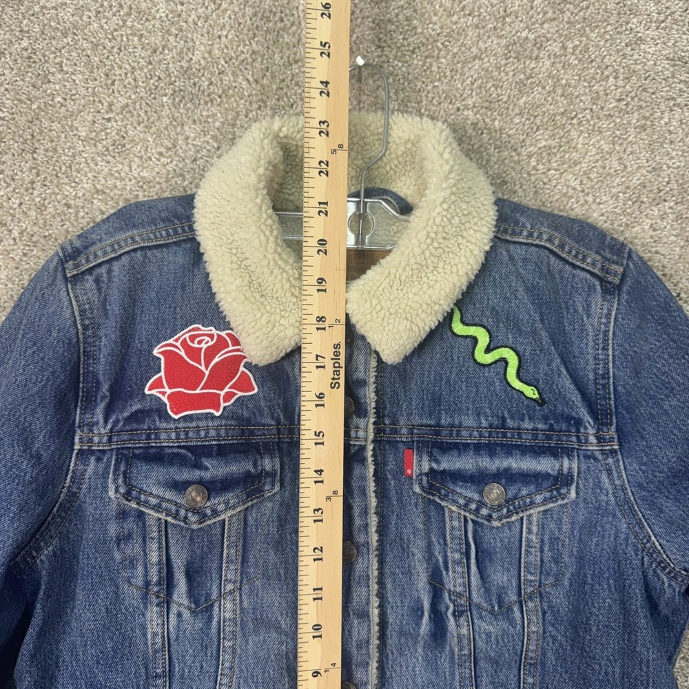 Levi's Premium Sherpa Trucker Jacket Womens Medium Blue Rose Snake Patches - Picture 6 of 9